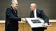 Vid en ceremoni på Rudbecklaboratoriet överlämnade rektor Bo Sundqvist på tisdagen Uppsala universitets tack till mästerfotografen Lennart Nilsson, en mapp med grafiska blad av konstnären Sixten Hauge.
