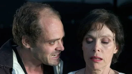 Huvudrollen som Hamlet spelas av David Dencik och Lil Terselius gestaltar drottning Gertrud när Hamlet-uppsättningen i regi av Lars Norén kommer till Enköping i november.