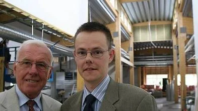 Sandviks platschef Kjell Söderhäll och Stefan Melander, vd och rektor för Wilhelm Haglunds gymnasium, på plats i det nybyggda gymnasiet.