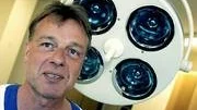 Michael Wagner visar ny tarmkikare som går upp i tunntarmen.