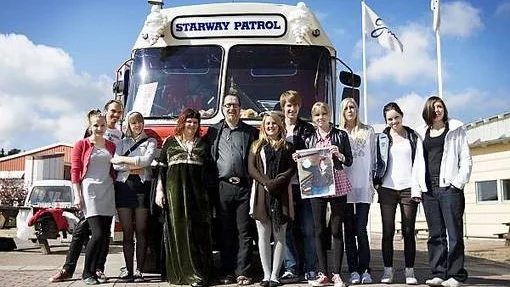 Tredjeårseleverna på GUCs gymnasieprogram för design och arkitektur tillsammans med de nyblivna ägarna av bussen. Foto: Annika af Klercker