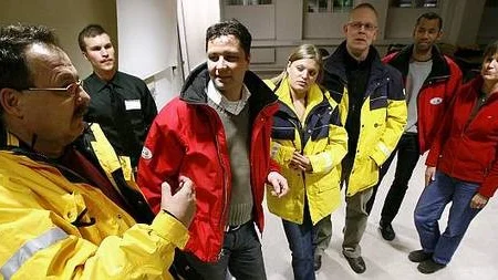 Ulf Wennström, socialsekreterare  i fält- och citygruppen, pratar med några av nattvandrarna som ska certifieras i kurs som leds av brottsförebyggande rådet i Uppsala.