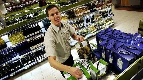 Här från Systembolagets butik i Gränby centrum  kånkade konsumenterna iväg med bland annat 1,5 miljoner liter öl och 1,3 miljoner liter vin under 2006. Pär Lundström är vinansvarig vid butiken.