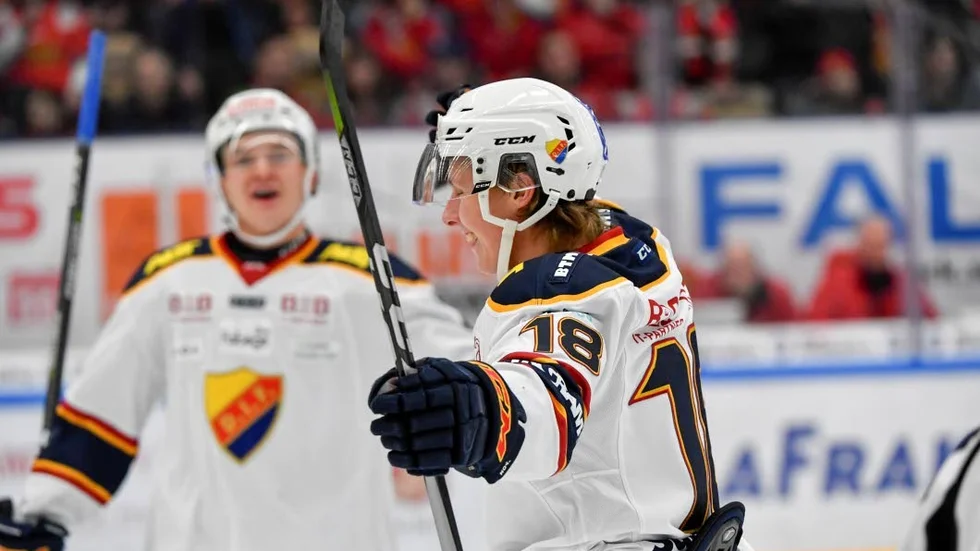 Simon Johansson jublar efter sitt hittills enda SHL-mål. Nu vill han bidra med sin offensiv i Almtuna under säsongen.