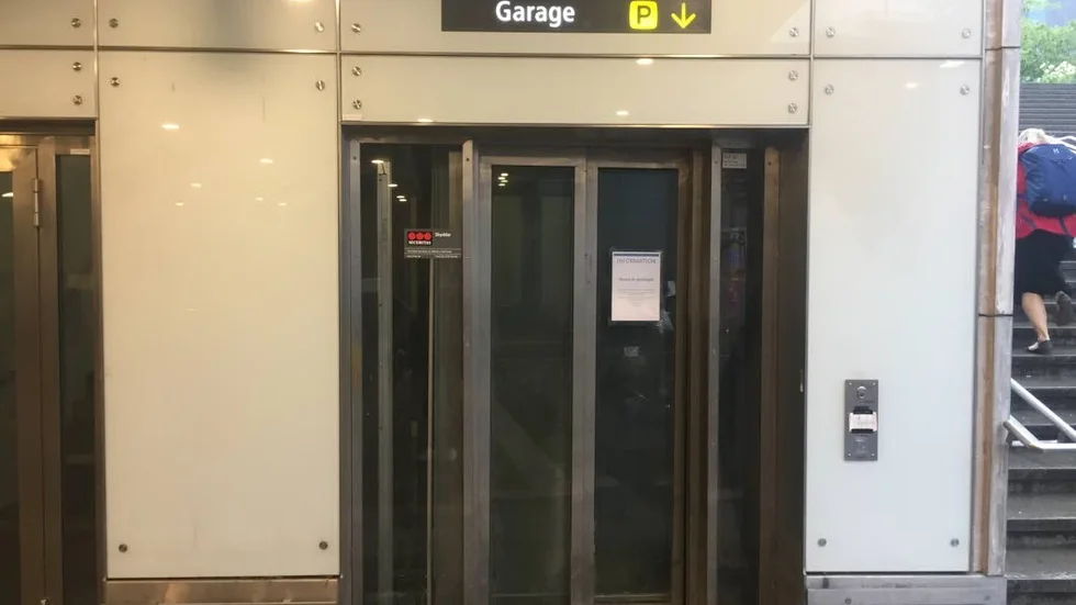 Nu har hissen vid Resecentrum vairt trasig i mer än en månad, skriver Margit Jansson.