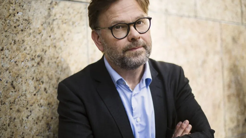 Bo Svernström är född 1964 och bosatt i Stockholm. Han arbetar på tidningen Aftonbladet. "Offrens offer" är hans debutroman.
