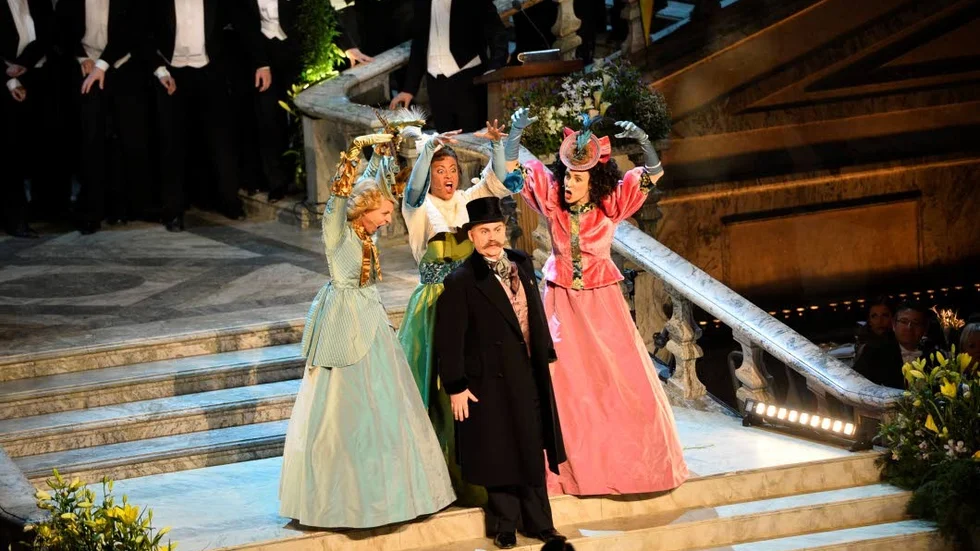 Operatrion Divine som utgörs av Jacqueline Miura, Gabriella Lambert-Olsson och Caroline Gentele bjuder på föreställningen "Näktergalarna" i Tierp. Här ses trion under ett uppträdande i blå hallen under nobelmiddagen.