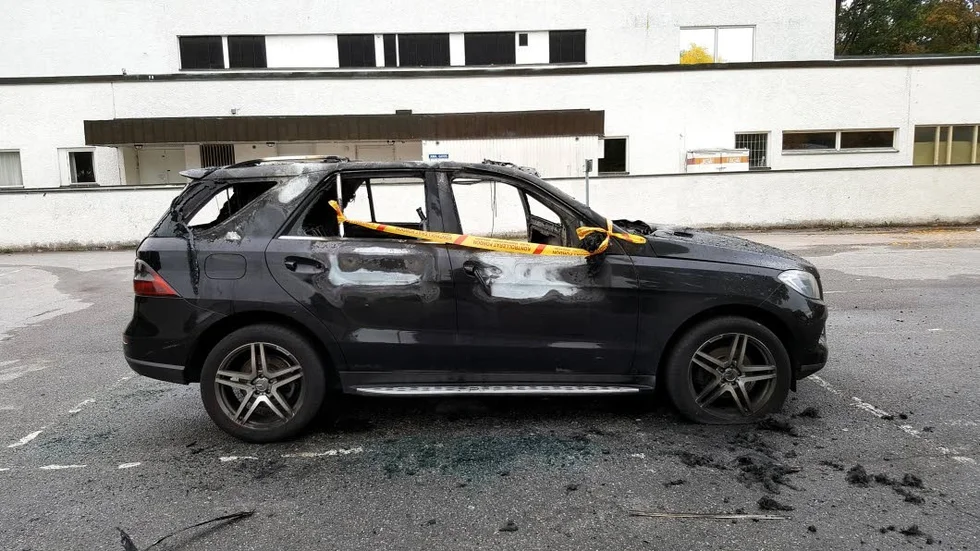 Den här bil som stod parkerad vid Joar Blå blev helt utbränd.