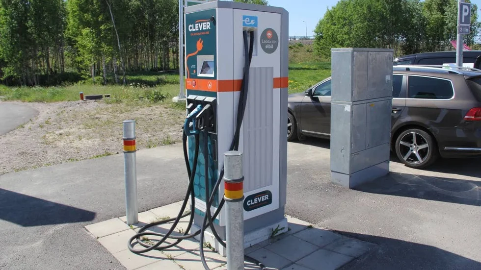 Tierps kommun får fyra nya laddstolpar för elbilar.