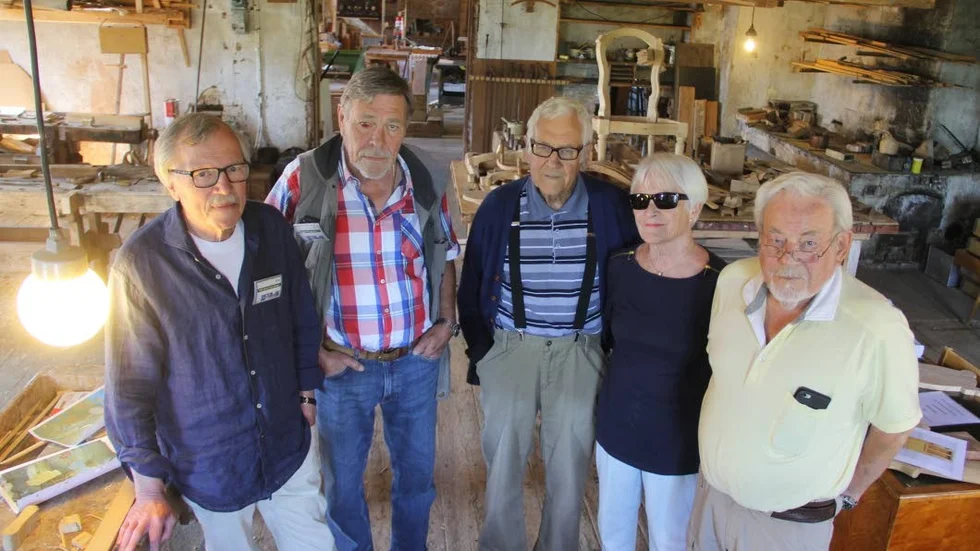 Några av guiderna och eldsjälarna i Skytts snickarverkstad. Från vänster Nils Patric Larshamre, Björn Skeppström, Lars Nyström, Kerstin Krohn och Leif Krohn.