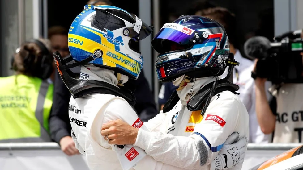Victor Bouveng och BMW-kollegan Timo Scheider efter den tuffa kampen på Red Bull Ring.