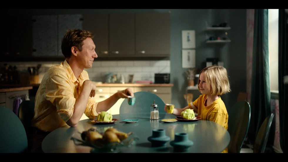 Simon J Berger och Agnes Colliander i "Lill-Zlatan och morbror Raring". Pressbild.
