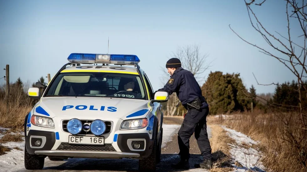 Polisen på plats i närheten av mordplatsen väster om Uppsala.