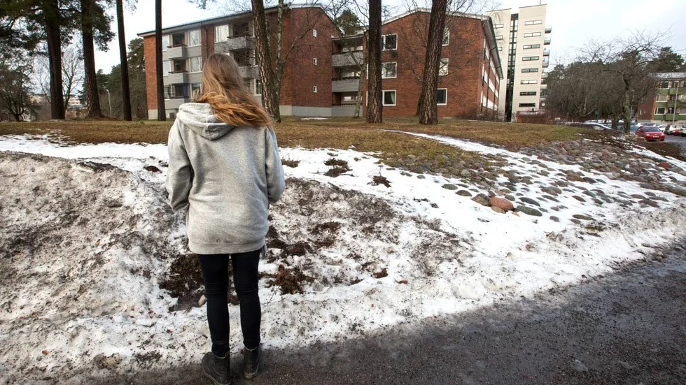 Frida kom till Uppsala i höstas och upptäckte att det var ännu svårare att hitta bostad än hon trodde. Nu hyr hon en lägenhet svart i andra hand av en bekant.