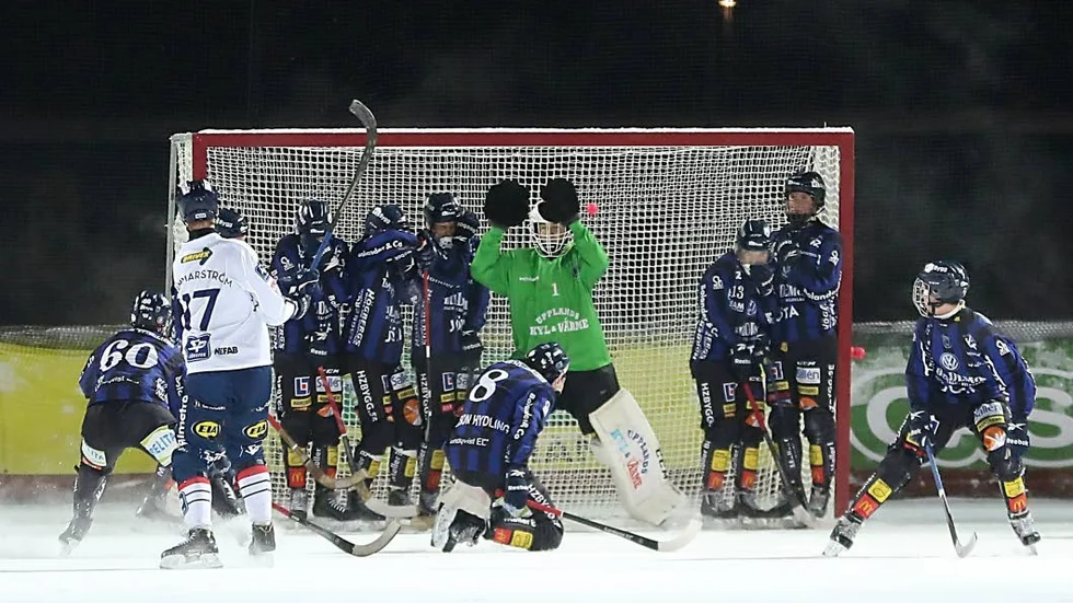 Avgörandet. Mattias Hammarström (17) i vittröjade Edsbyn skjuter 5–1 på en hörna. Bollen syns i bild, till vänster om målvakten Henrik Kjellsson och till höger i bild. Johan Jansson Hydling står på knä.