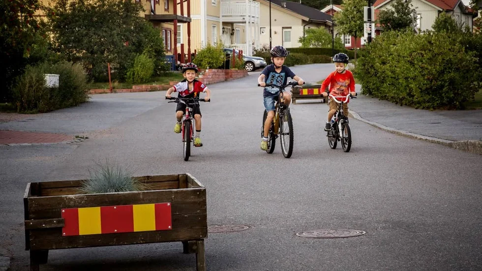 Cyklar ofta. Kompisarna Theo Holmberg, Lukas Karlsson och Noel Haggren gillar att cykla på sin gata.