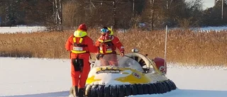 Skridskoåkare genom isen - förd till sjukhus