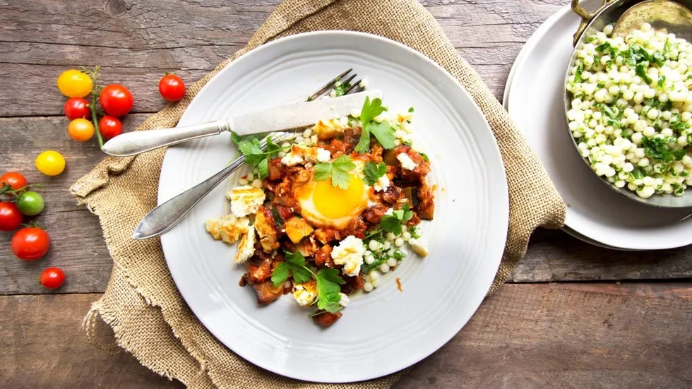 Shakshuka med rostad fetaost och örtig sallad