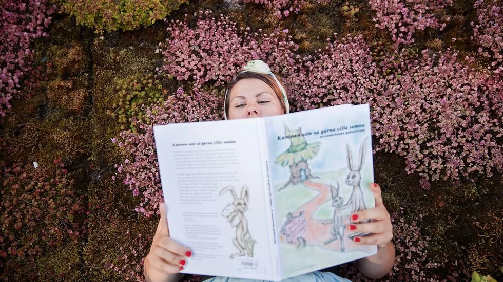 Drömboken gör en allt trött, men mer mamman som läser än barnet som lyssnar, menar Karin Andersson som har testat boksuccén "Kaninen som så gärna ville somna".