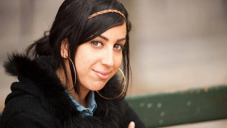 Tillhörighet. Faïza Guène slog igenom med romanen "Kiffe Kiffe imorgon" (2006) och utforskar ofta teman kring migration och tillhörighet.