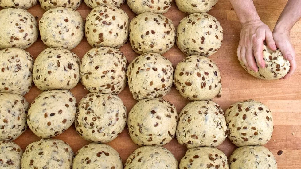 Bakning. Förr sa man att man ska baka med smör och kärlek. Men man kan ju använda margarin och inhemska oljor som också gynnar det svenska lantbruket, skriver Marianne Fohlström.