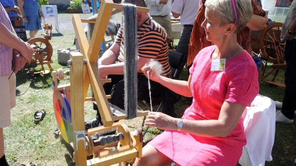 Populärt. Anneli Eriksson från Studieförbundet Vuxenskolan i Östhammar demonstrerar en spinnrock på Ullmarknaden på stallbacken i Österbybruk.