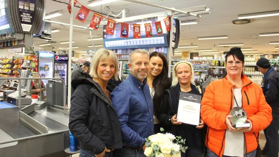 Personalen på ICA Supermarket i Tierp firade sin vinst under måndagen. Från vänster Tina Dahlström, Magnus Dahlström, Ronja Alm, Emma Östlund och Lisen Alfvén