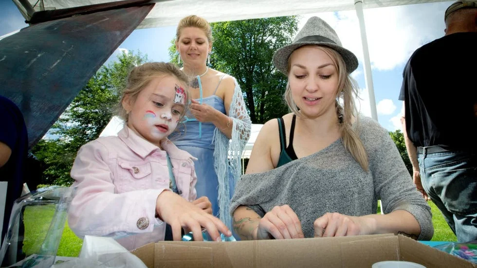 Mercedez Sjölund började med ansiktsmålning innan hon gjorde hatt tillsammans med Billie Lindberg, Elsa Kjellander tittade på.
