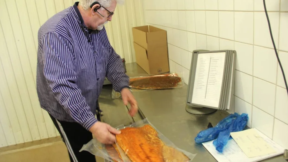 Hans Hansson importerar och förädlar årligen 96 ton till sitt företag i Skärplinge.