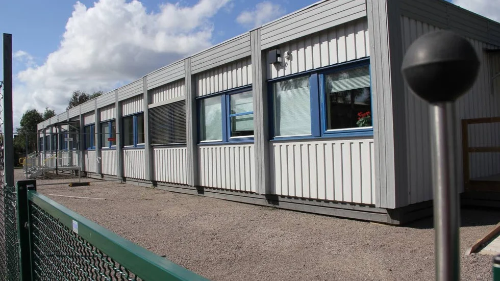 Det blir ingen ny förskola i Vallskoga i Tierps köping av ekonomiska skäl. Även fortsättningsvis får eleverna hålla till i provisoriska baracker.