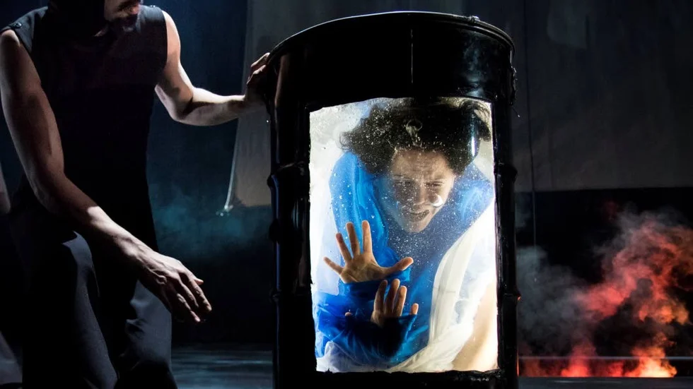 Bilden av kvinnan genom flera årtusenden avi idéhistoria, förmedlas både kul, bländande skickligt och intressant av Cirkus Cirkör på Dramaten.