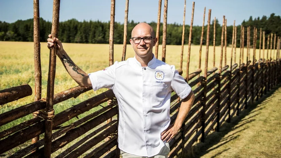 I september ska Lars NIklasson  tävla i finalen i Årets kock för andra året i rad. Han är född i Bålsta och på bilden, från förra året, står han vid sina svärföräldrars gård utanför Enköping.