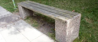 Ofredade kvinna vid busshållplats
