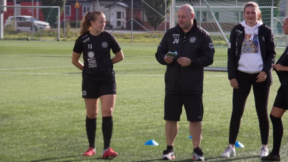Karin Öberg (tv) tillsammans med Jonas Valfridsson.