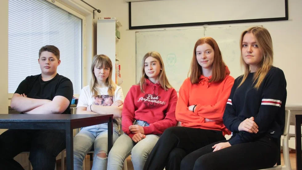 Högstadieeleverna Robin Craig, Ebba Petersson, Wilma Sandberg, Hanna Tall och Linnea Eriksson är oroliga för klimatet. 

"Det är sjukt att man ska behöva strejka från skolan för att någon ska lyssna på oss unga."