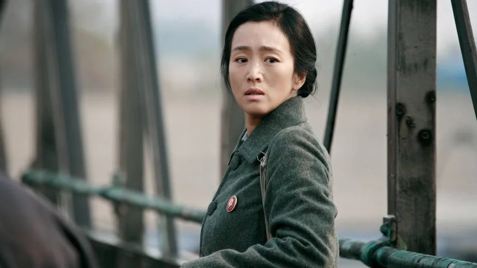 Suverän. Gong Li spelar fantastiskt i Zhang Yimous film "Hemkomsten". Små gester, återhållen mimik skildrar det stora som sker.