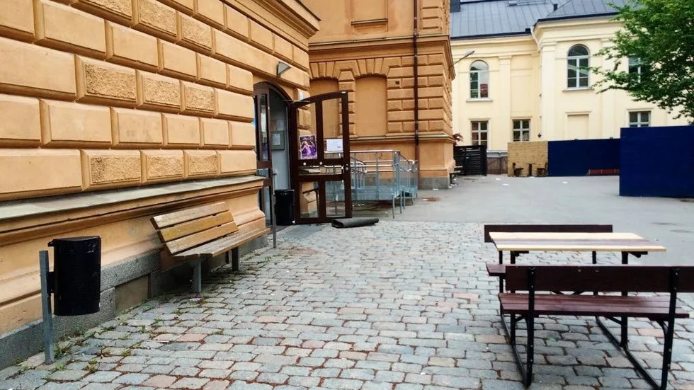 Någon på Raoul Wallenbergskolan tände eld i en papperskorg. Branden kunde släckas snabbt och det räckte med att vädra.