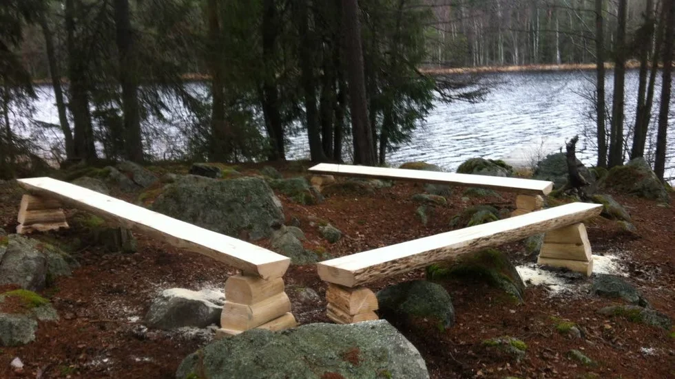 Nu är bänkarna som kommunen låtit tillverka på plats i Ingvars gåvoskog.