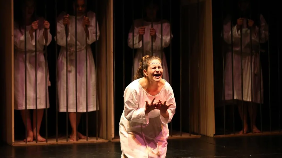 Scenförbud. Colombiansk uppsättning från 2014 av Sofokles "Antigone". I det antika Grekland spelades alla kvinnoroller av män, eftersom kvinnor inte fick vistas på scenen.