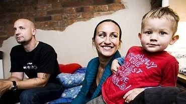 Anna och Ola Ingvarsson har valt vårdnadsbidraget trots att de har en låg inkomst. Och sonen Kian får tillbringa mer tid med mamma eller pappa.