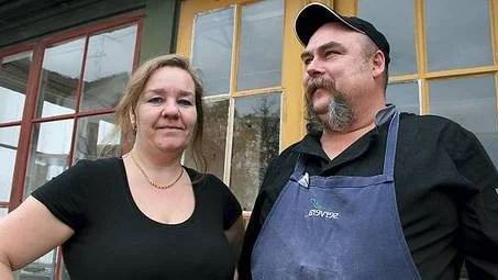 Det är med ett visst mått av vemod som Karin och Christian Oxelstål lämnar Östervåla gästgivargård.