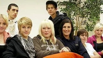 Angelica Nyberg, Hassan Khrais, Karl Noremo, Victoria Lundin, Jonathan Landström, Victor Persson och Moa Morrison ställer upp i ungdomsnätverket. Här ses de med ungdomspolisen Ulrica Hillerstig.