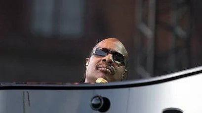 Stevie Wonder uppträder i Stockholm 2004.