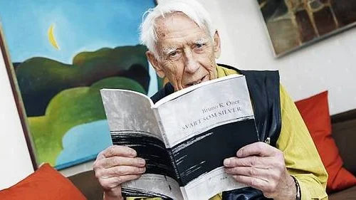 Uppsalabon Janis Gulbitis har tillsammans med författaren Juris Kronbergs översatt poeten Bruno K. Öijers senaste diktsamling till lettiska. 93-årige Janis Gulbitis säger att arbetet var ett sant nöje och hoppas att hans tolkningar ska gå hem hos lettiska läsare.