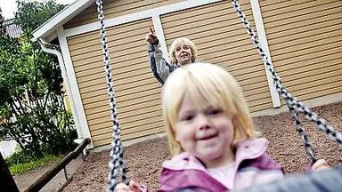Lekplatsen är farlig, tycker Anna Wikström och flera boende på Västgötaresan där förskolorna Lunsen och Kasper ligger. Dottern Sandra Wikström får inte vistas ensam på lekplatsen.
