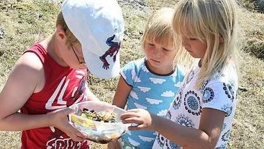 Emil Karlsson får hjälp av Lisa och Olivia.
