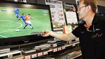 Johan Pettersson på Allradio visar hur konstigt det kan se ut när man ställt in TV:n fel