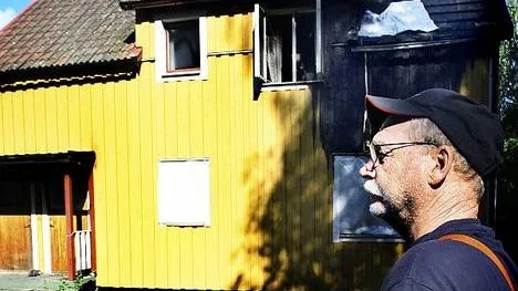 Pär Rickman framför villan som kunde räddas tack vare lyckliga omständigheter.
