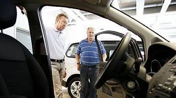 Margareta och Bert Andersson från Uppsala tillhör de typiska bilspekulanterna i dag: bilen ska vara så miljövänlig, liten och bränslesnål som möjligt. Här får de veta mer om en av Fords hybridmodeller av försäljaren Magnus Bräck.