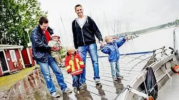 Från vänster kusinerna Erik Lennartsson, 3, Emil Nyberg, 2,5, och Sara Lennartsson, 1 år, omgivna av papporna Robert Nyberg och Pelle Lennartsson.